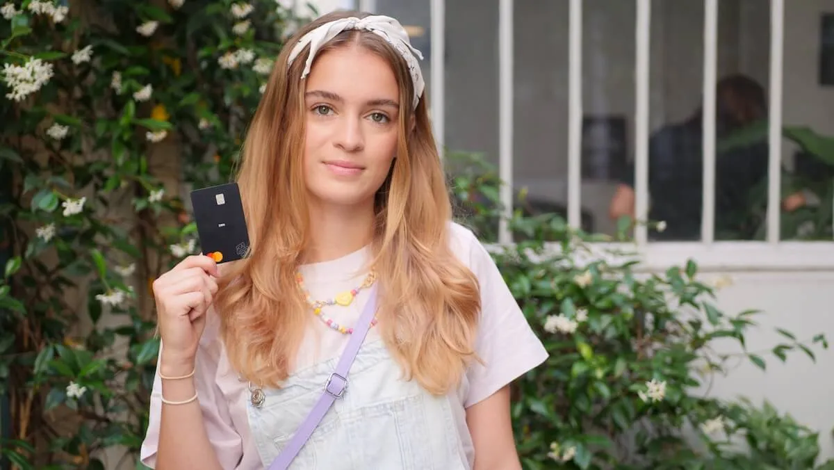 Une adolescente de 17 ans, tenant la meilleure carte bancaire de France.